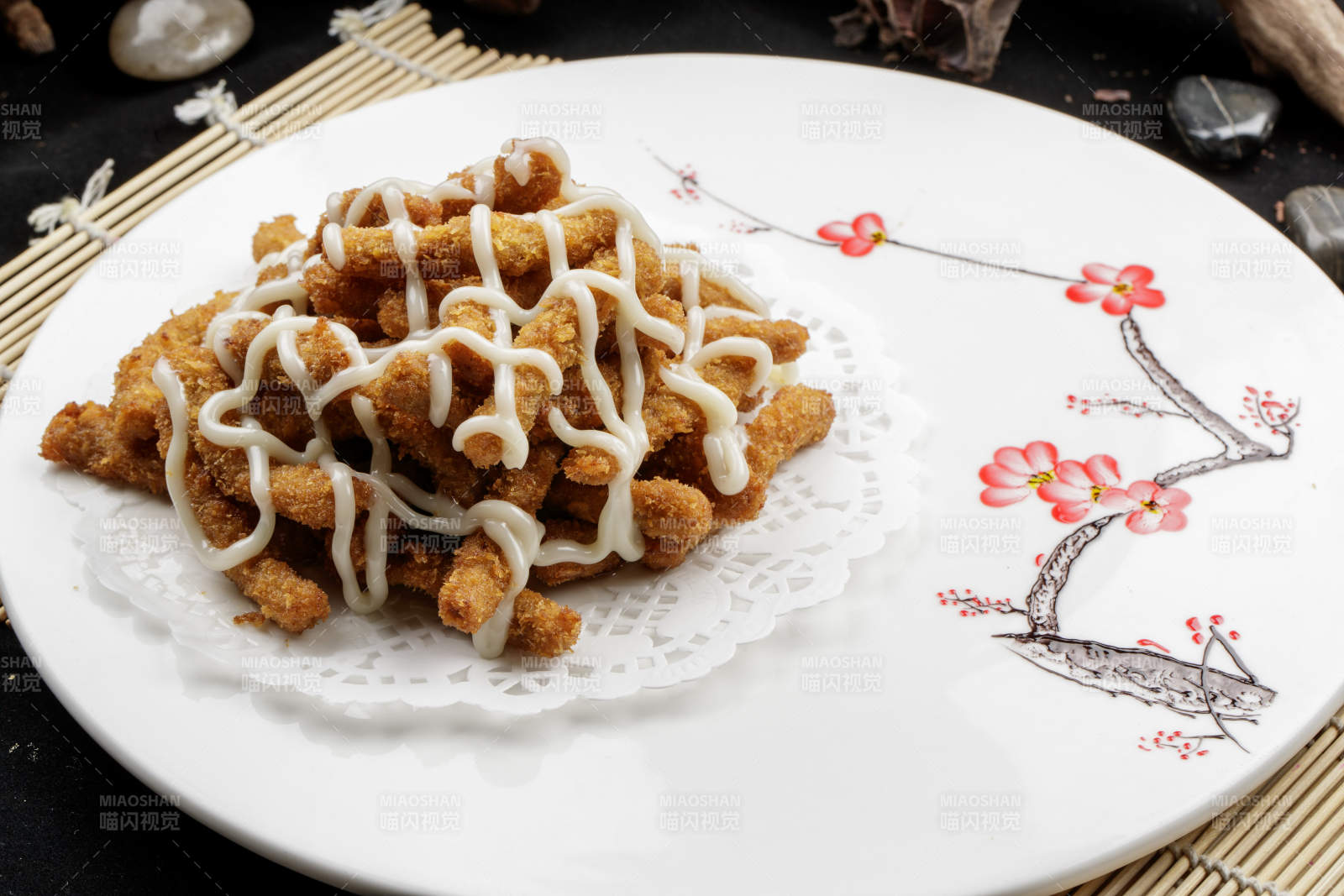 梅花瓷盘装的炼乳炸鸡胸肉图片