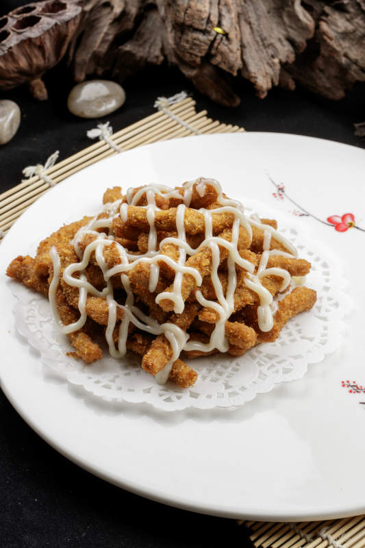 梅花瓷盘装的炼乳炸鸡胸肉图片