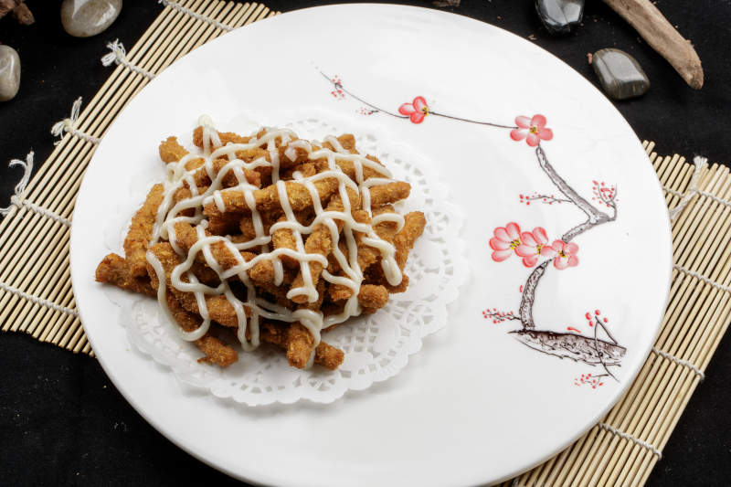 梅花瓷盘装的炼乳炸鸡胸肉图片