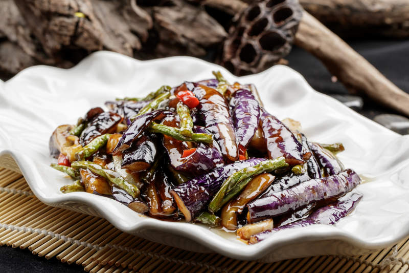 白色瓷盘装的的酱爆豆角茄子图片