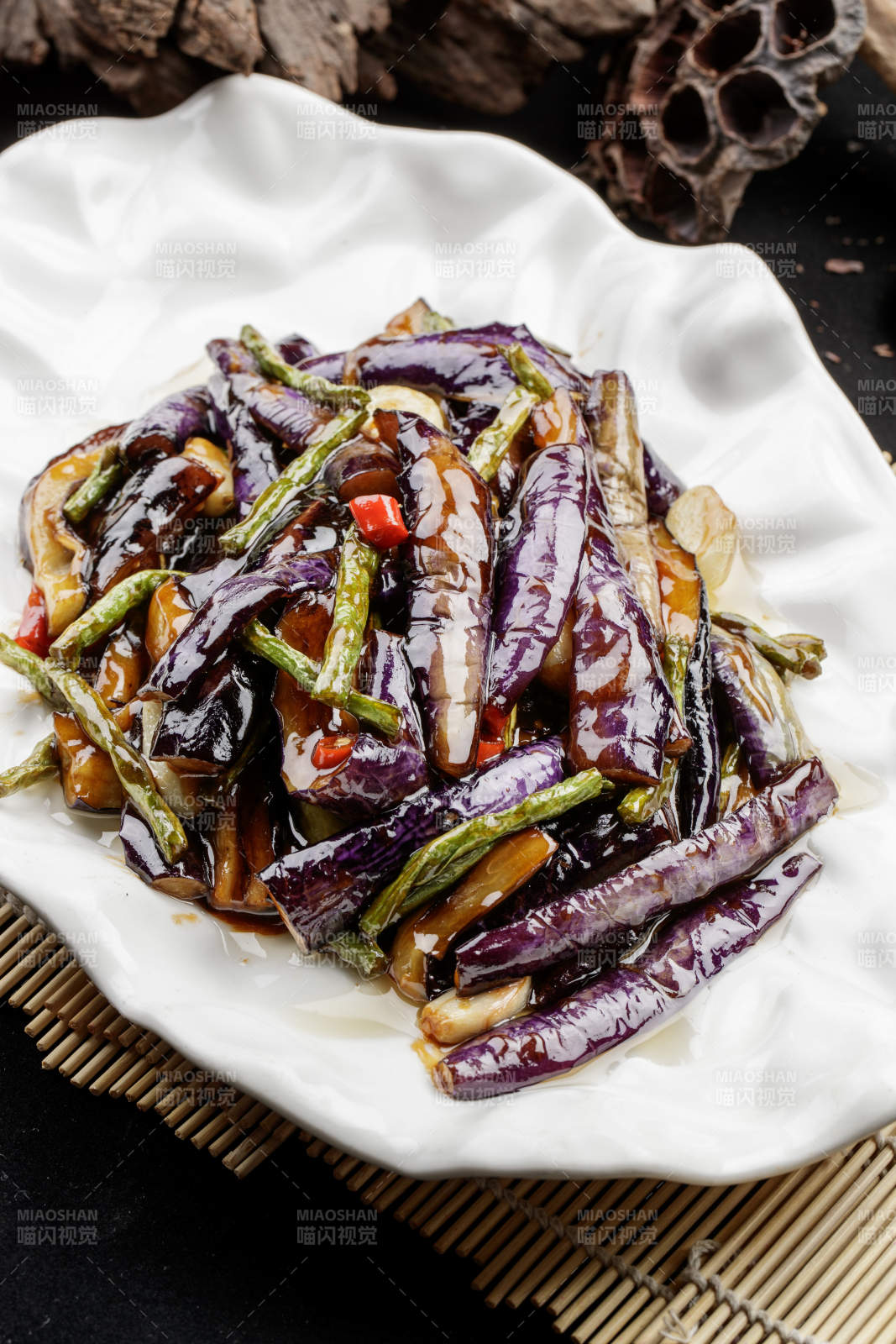 白色瓷盘装的的酱爆豆角茄子图片