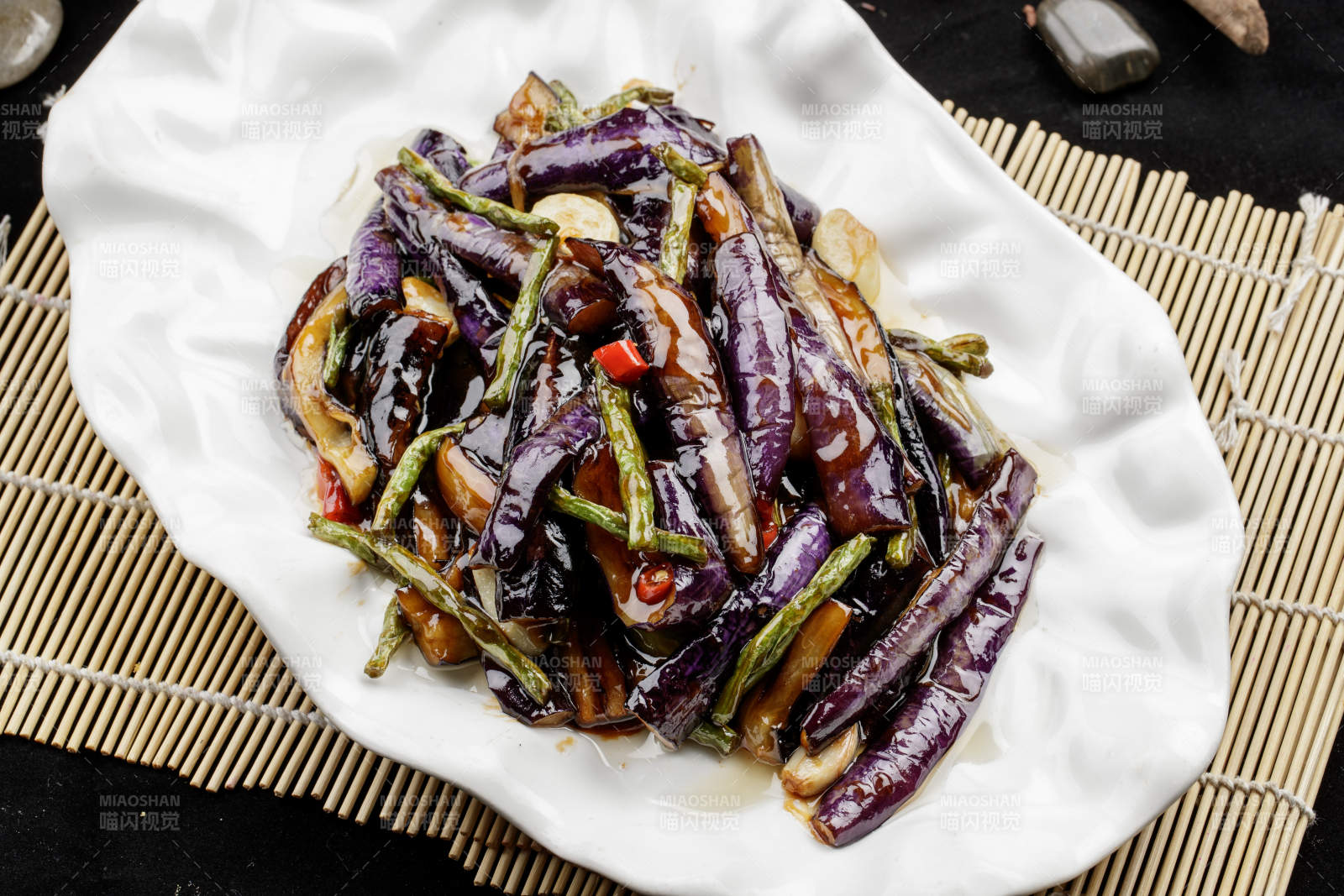 白色瓷盘装的的酱爆豆角茄子图片