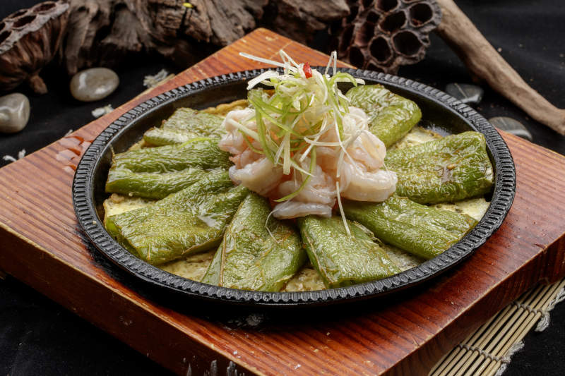 铁盘装的虎皮尖椒大虾仁图片