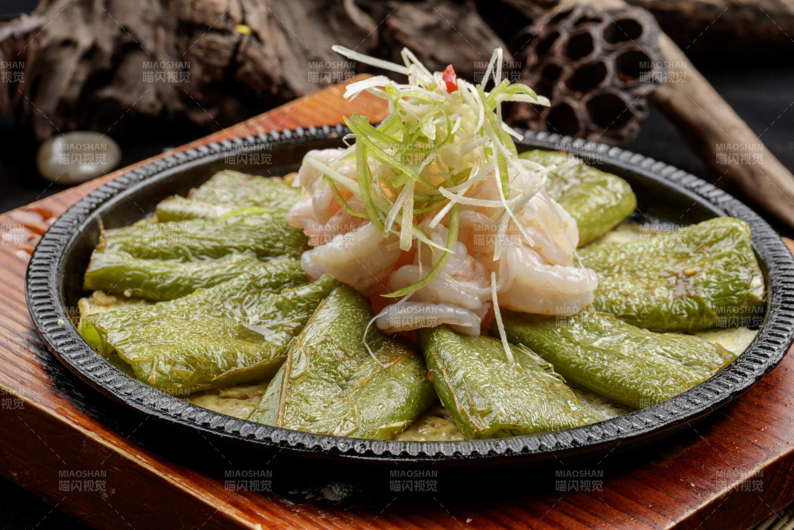 铁盘装的虎皮尖椒大虾仁图片