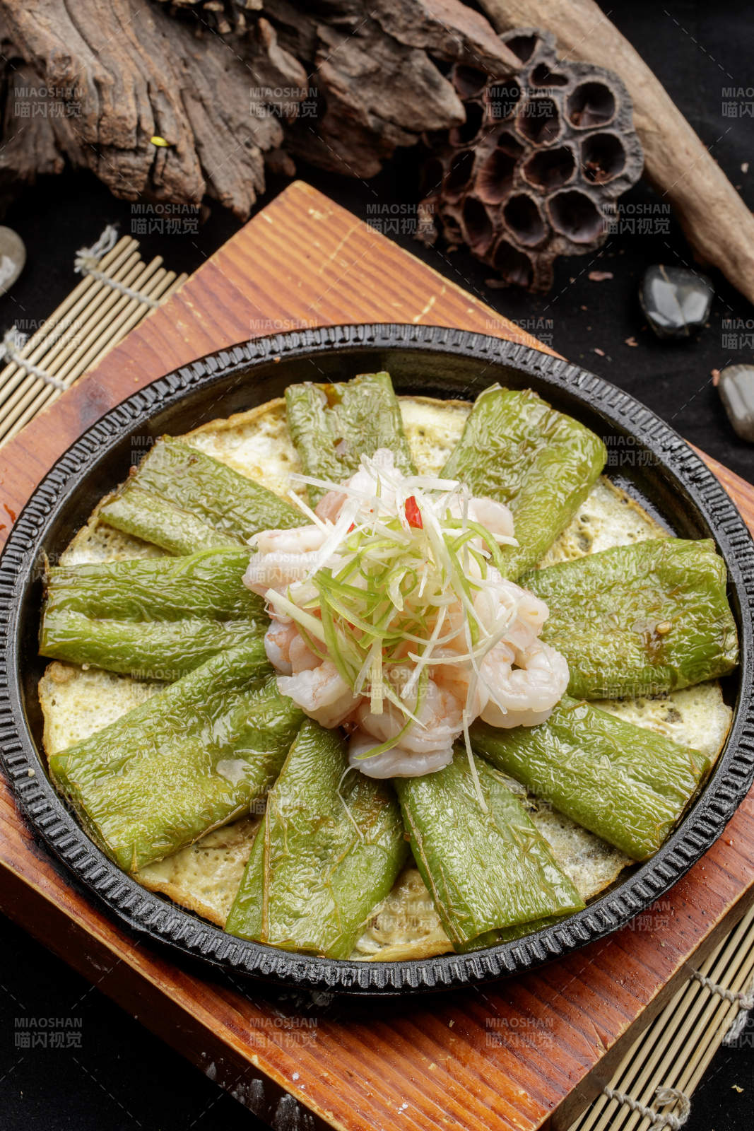 铁盘装的虎皮尖椒大虾仁图片