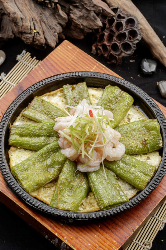 铁盘装的虎皮尖椒大虾仁图片