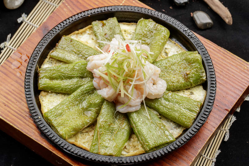 铁盘装的虎皮尖椒大虾仁图片