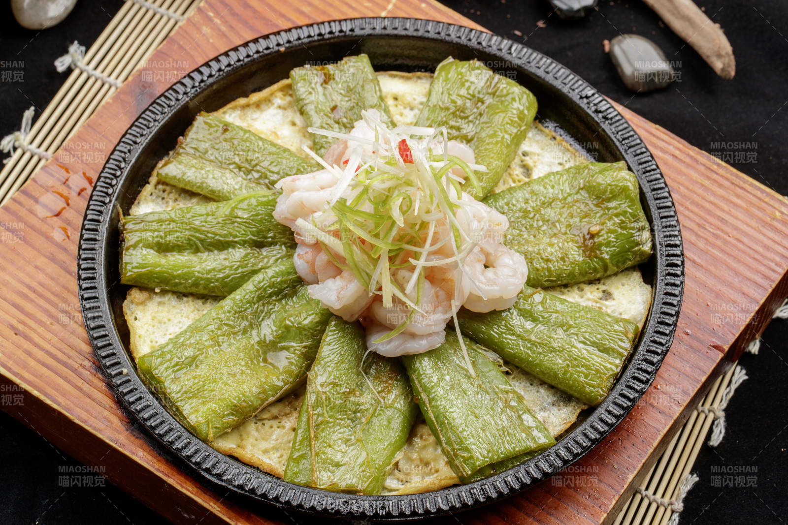 铁盘装的虎皮尖椒大虾仁图片