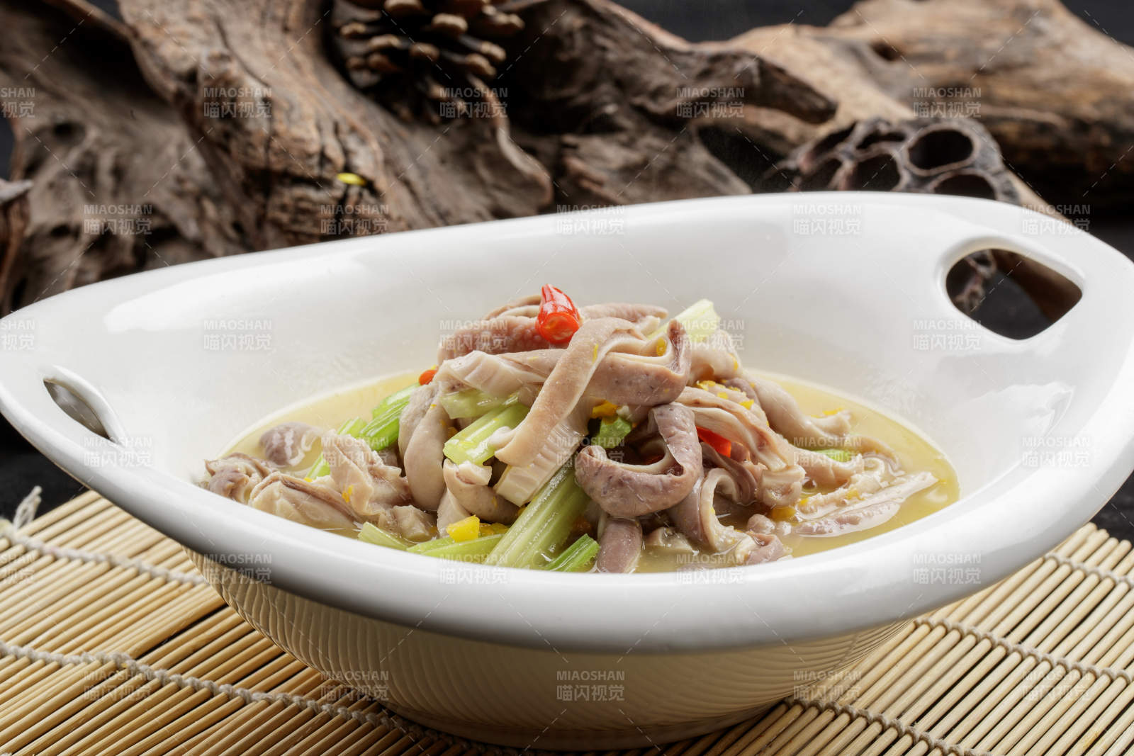 白色瓷餐具装的浓汤西芹炖猪肚图片