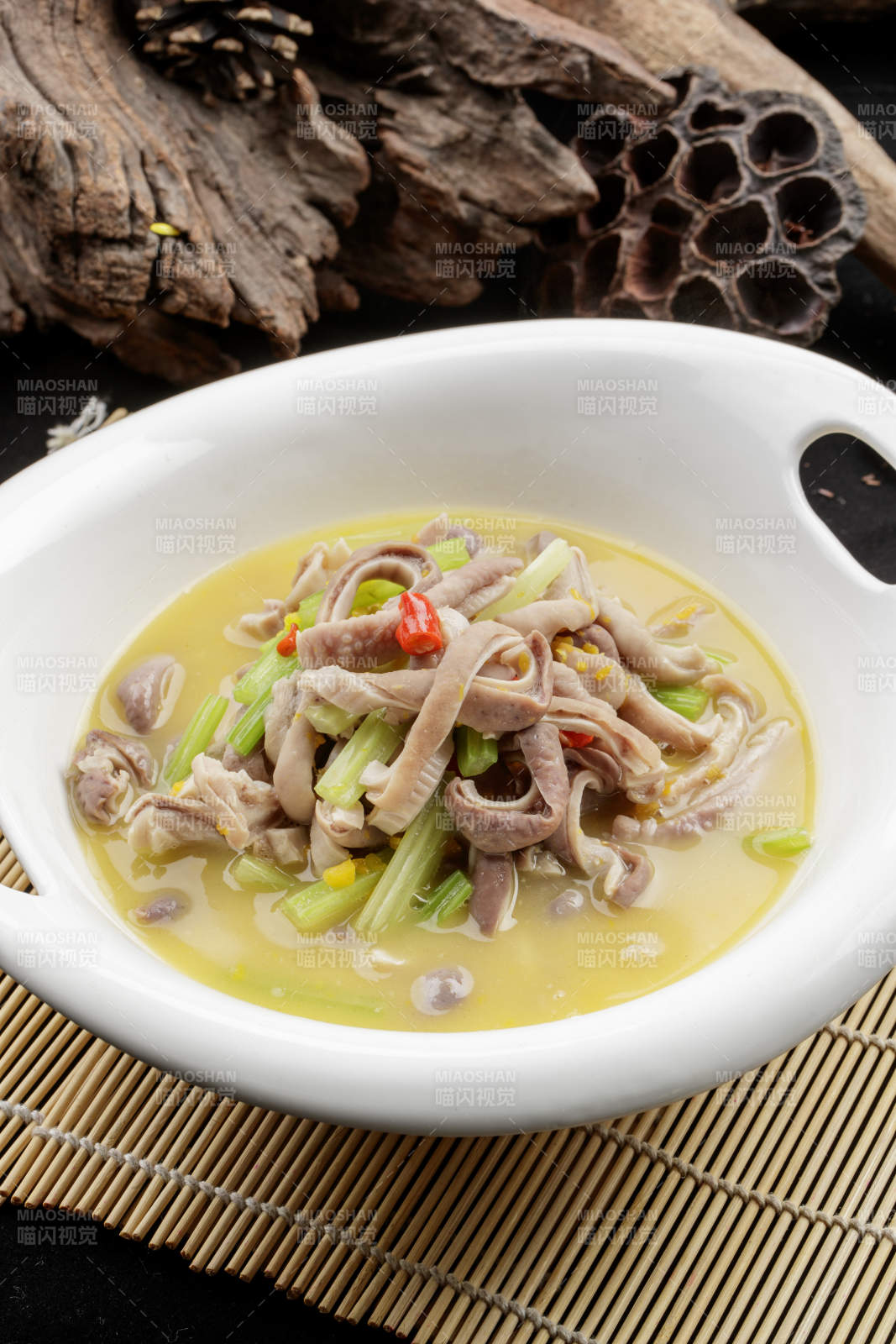 白色瓷餐具装的浓汤西芹炖猪肚图片