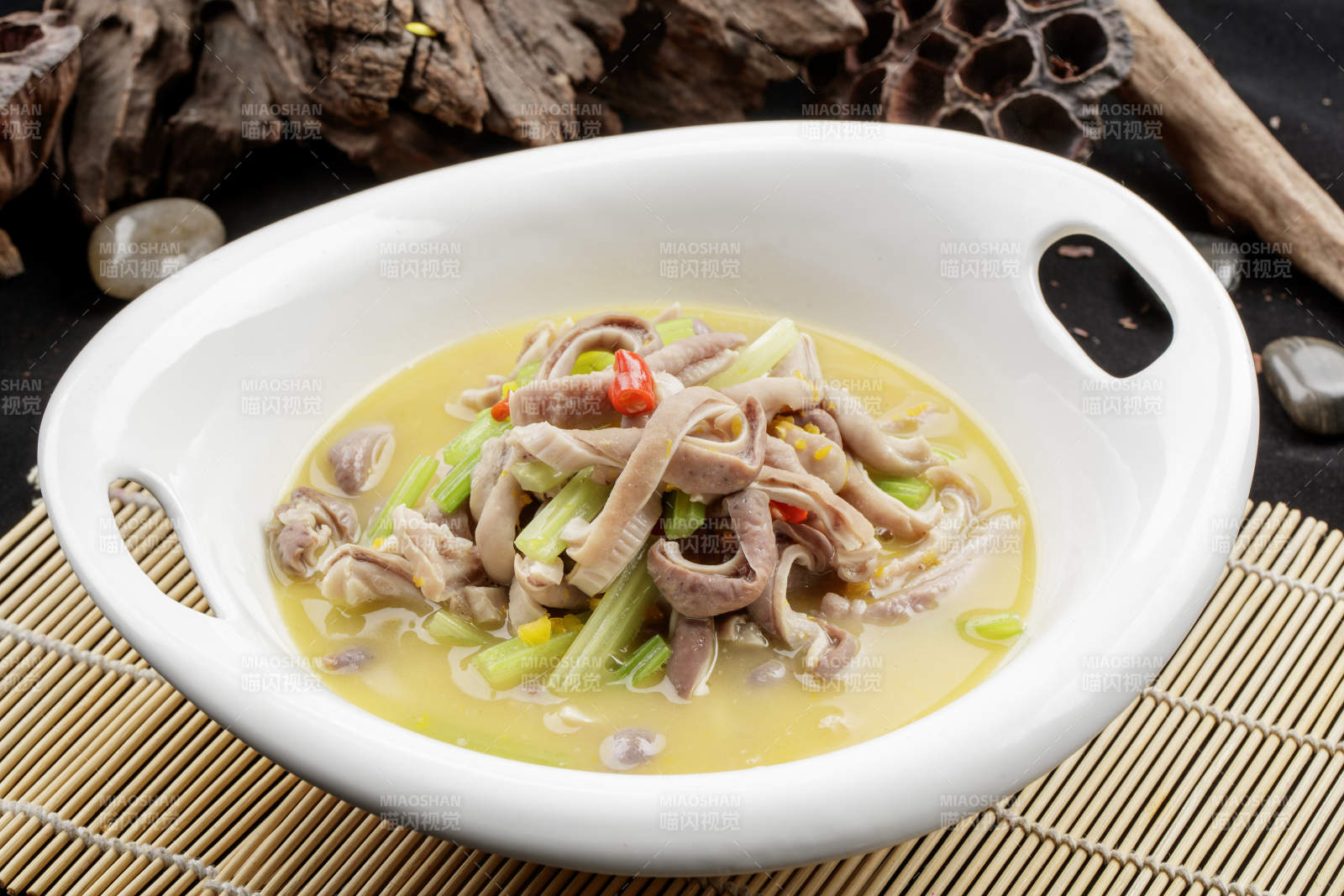 白色瓷餐具装的浓汤西芹炖猪肚图片