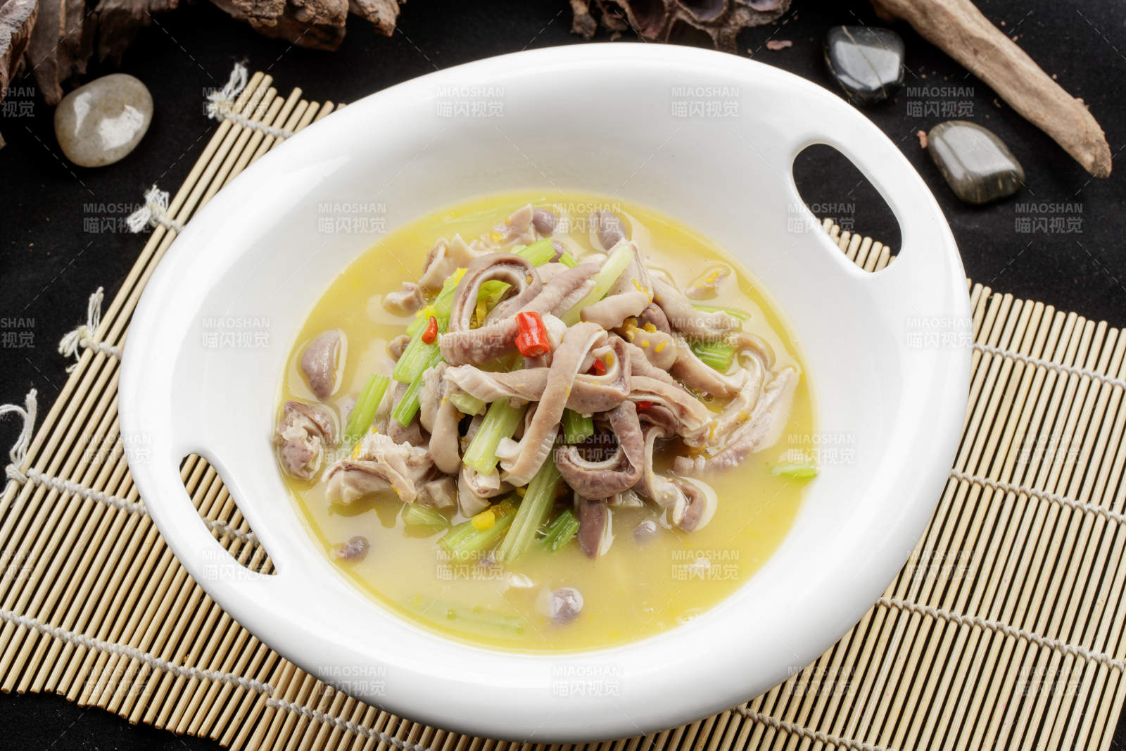 白色瓷餐具装的浓汤西芹炖猪肚图片