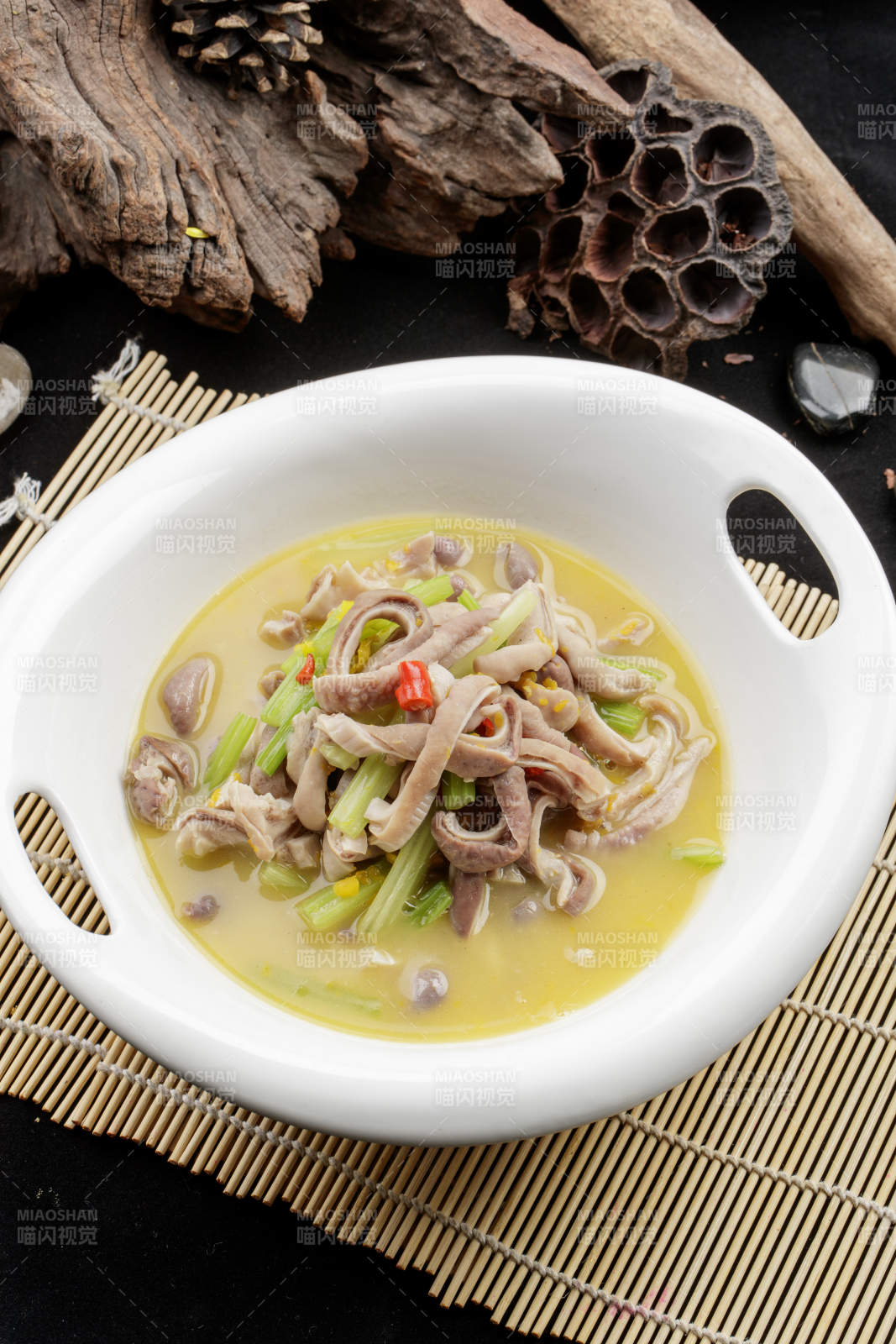 白色瓷餐具装的浓汤西芹炖猪肚图片