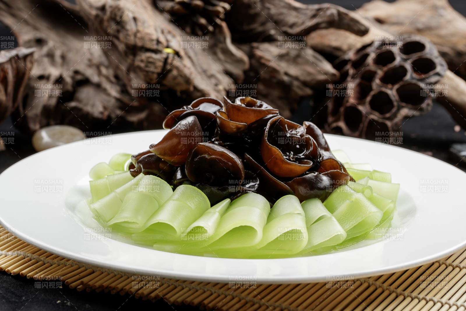 白色瓷盘装的瓜片捞汁木耳图片