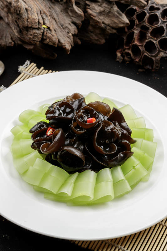 白色瓷盘装的瓜片捞汁木耳图片