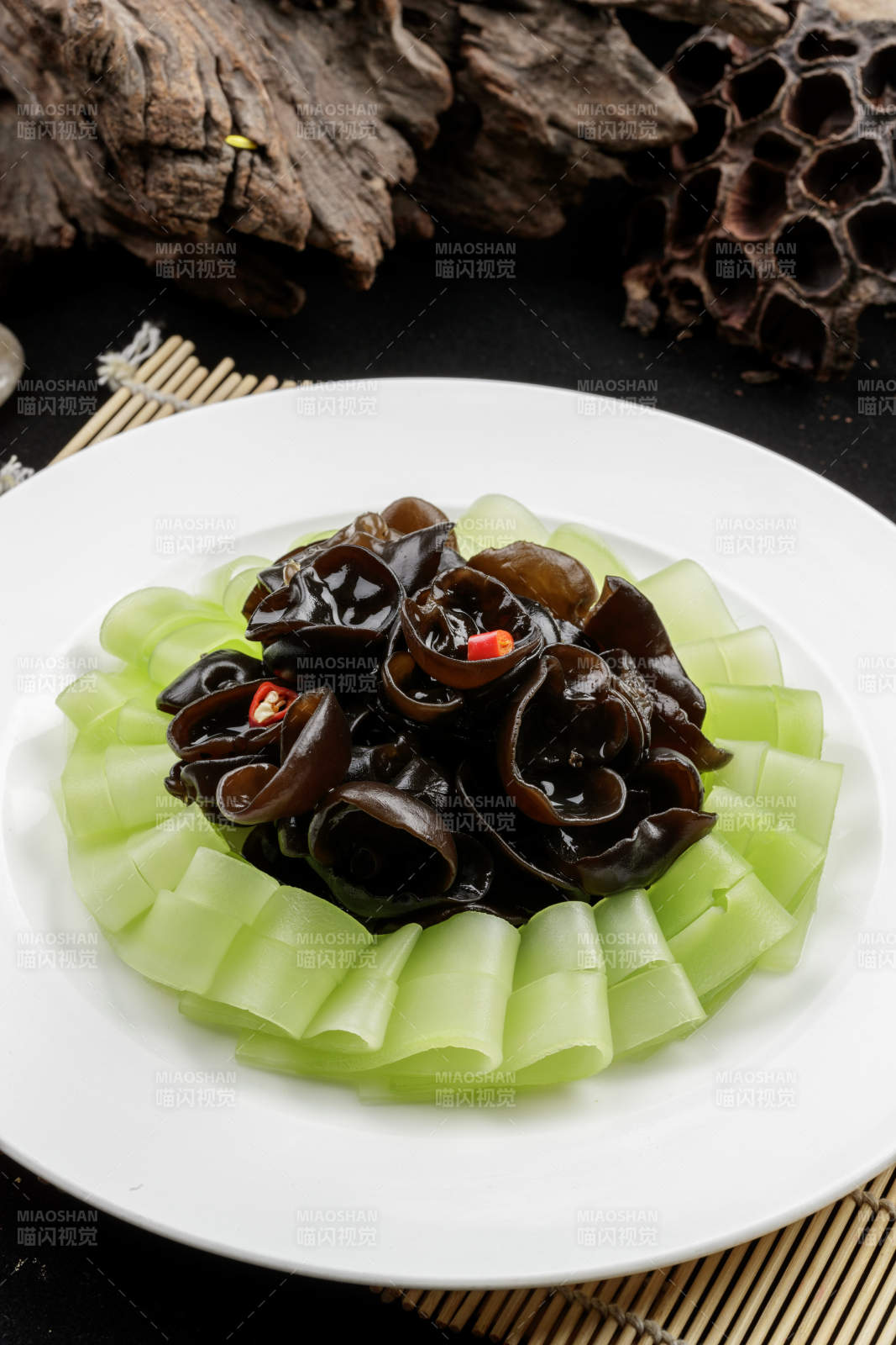 白色瓷盘装的瓜片捞汁木耳图片