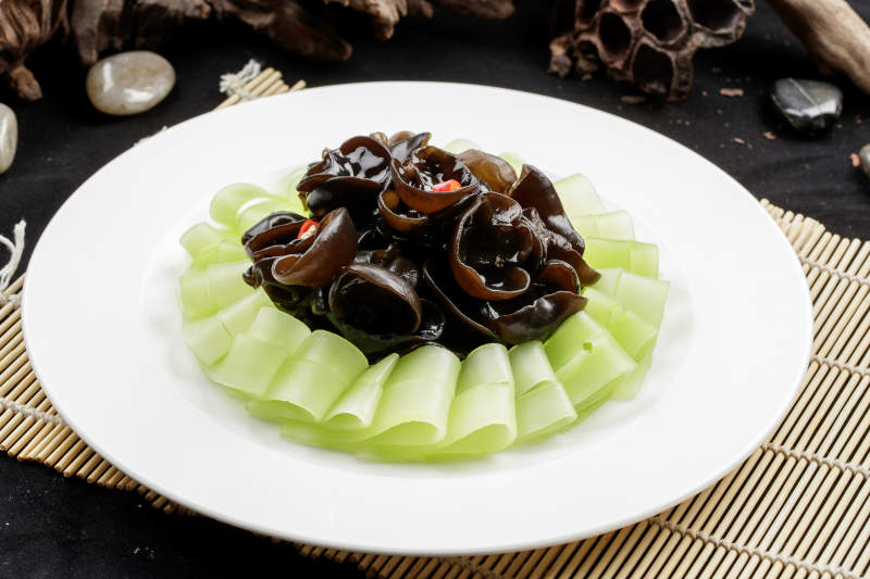 白色瓷盘装的瓜片捞汁木耳图片