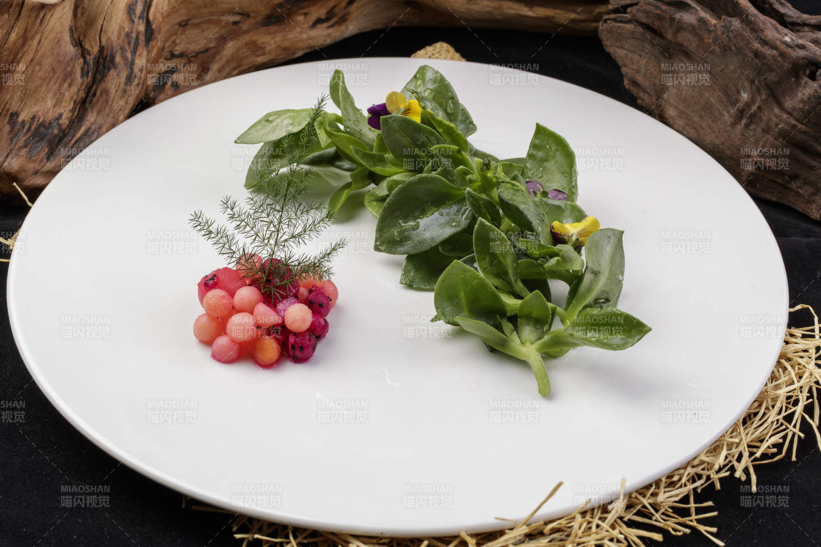 新鲜脆嫩的凉拌穿心莲摆放在黑色背景上图片