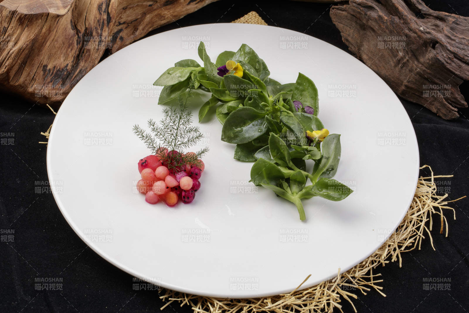 新鲜脆嫩的凉拌穿心莲摆放在黑色背景上图片