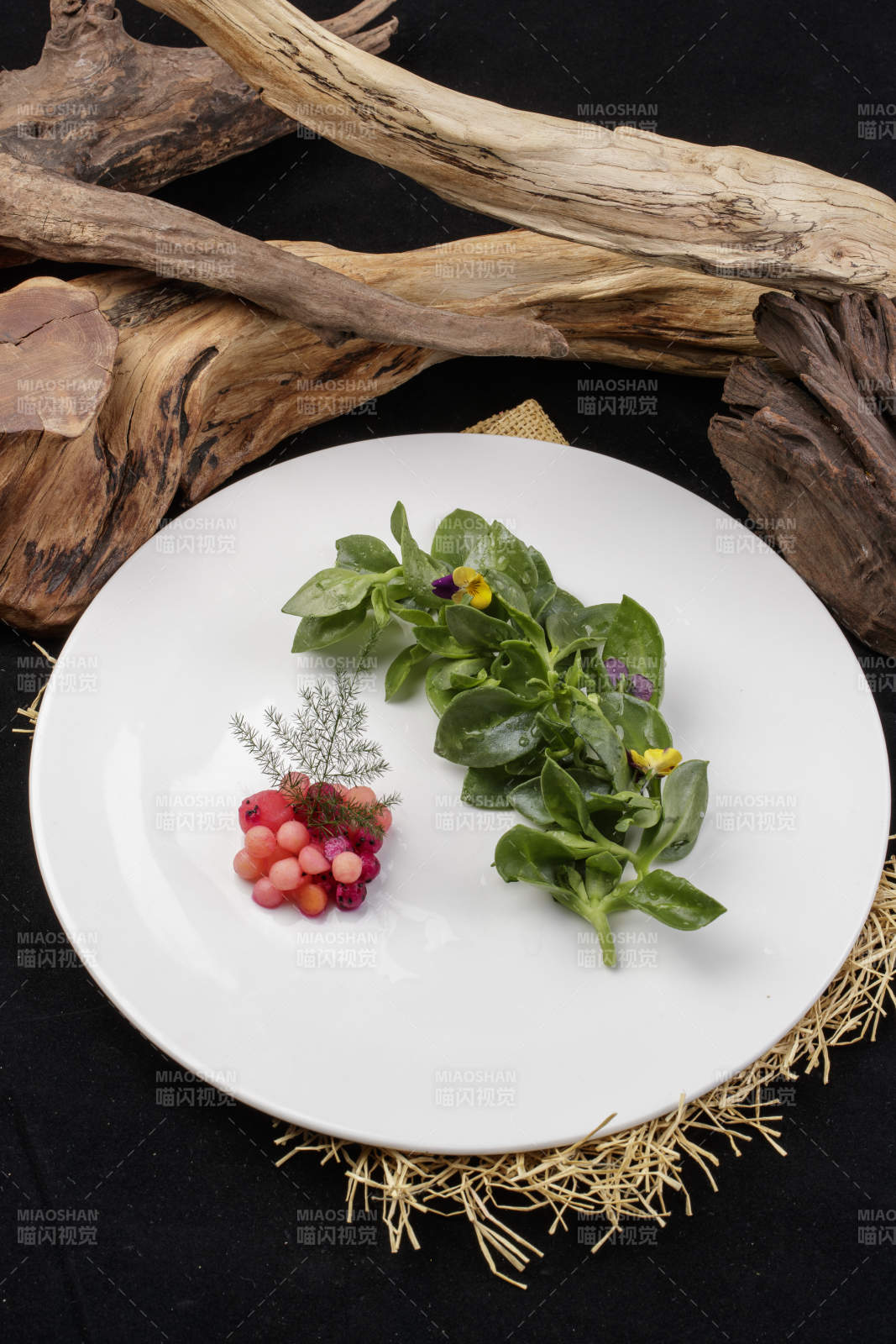 新鲜脆嫩的凉拌穿心莲摆放在黑色背景上图片