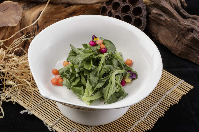 新鲜脆嫩的凉拌穿心莲摆放在黑色背景上图片