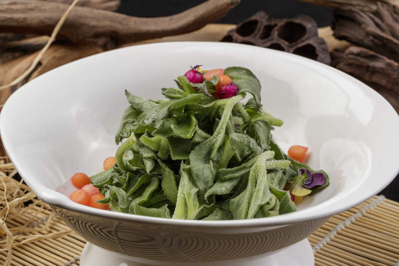 新鲜脆嫩的凉拌穿心莲摆放在黑色背景上图片