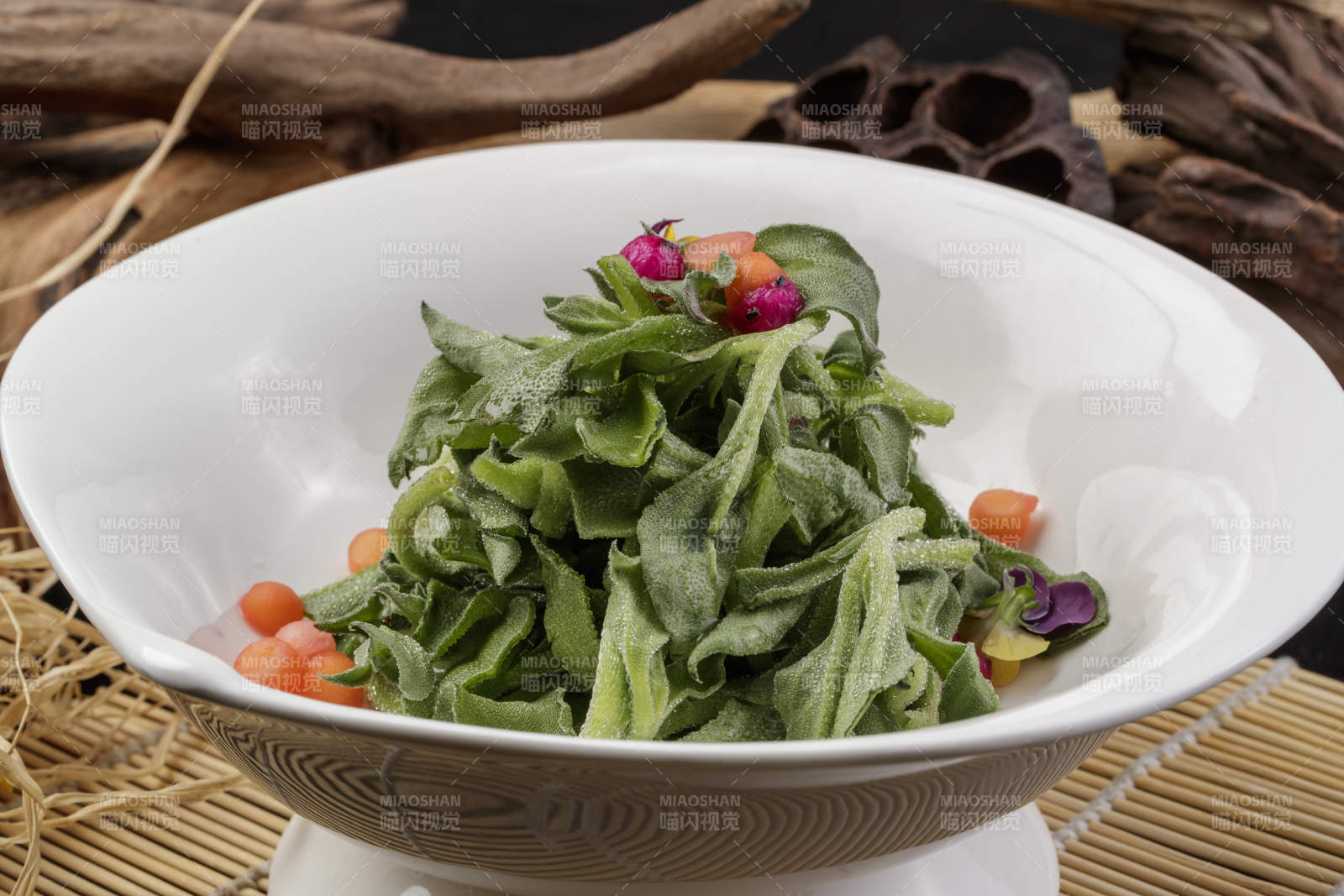 新鲜脆嫩的凉拌穿心莲摆放在黑色背景上图片