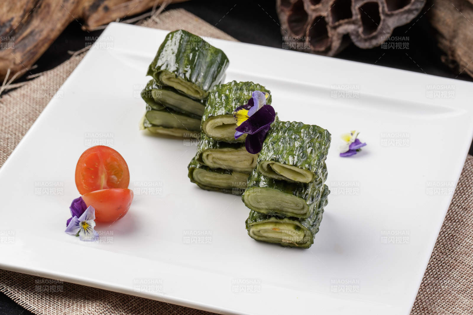 白色瓷盘装的美味酱黄瓜卷图片