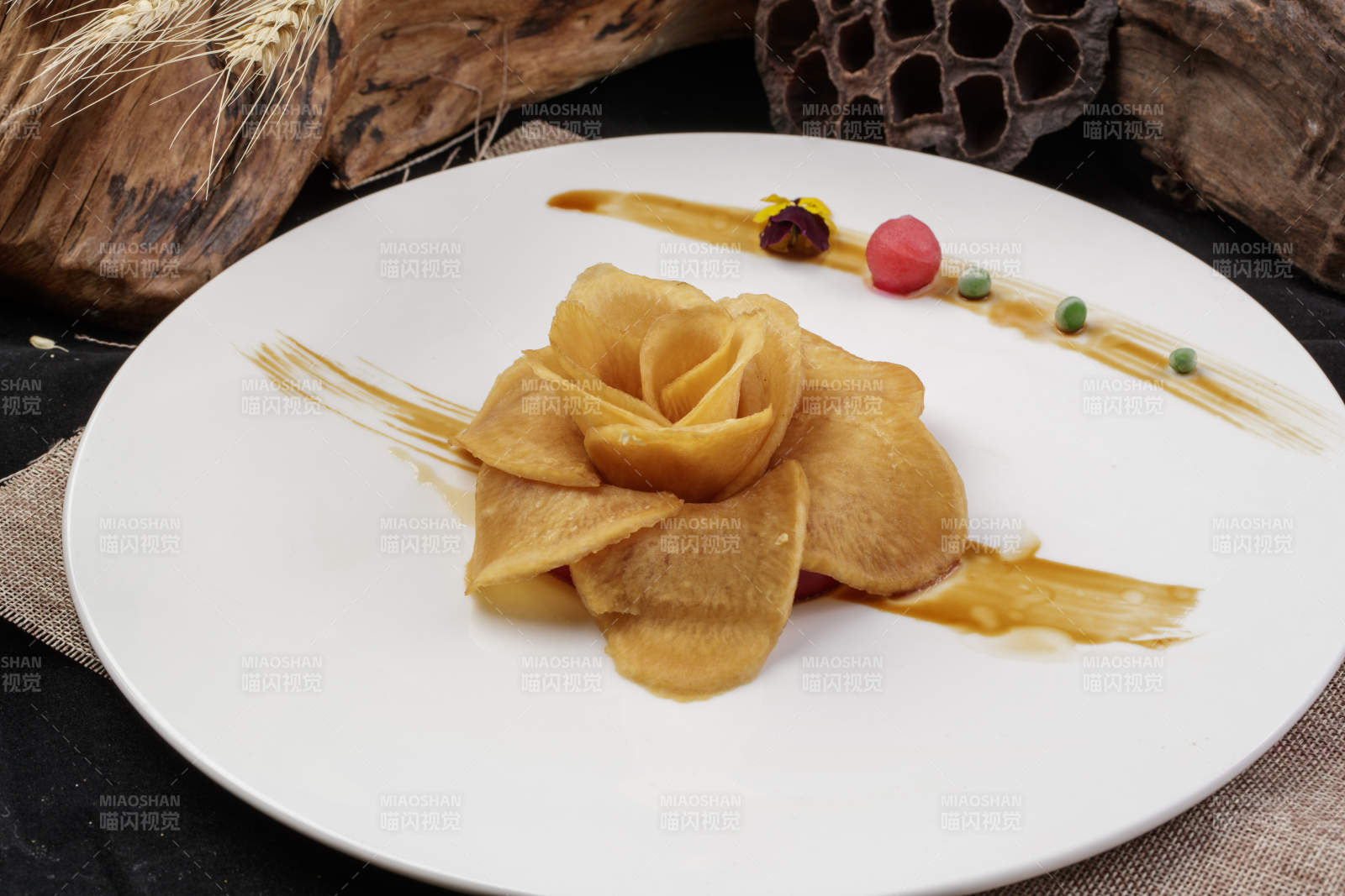 白色瓷盘装的制作精美的腌萝卜牡丹花图片