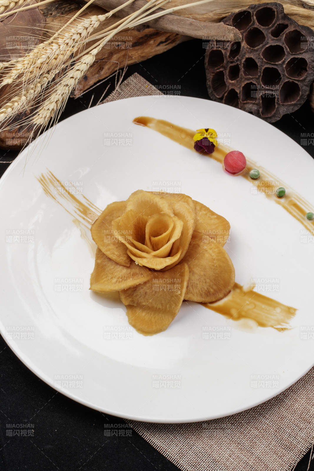 白色瓷盘装的制作精美的腌萝卜牡丹花图片