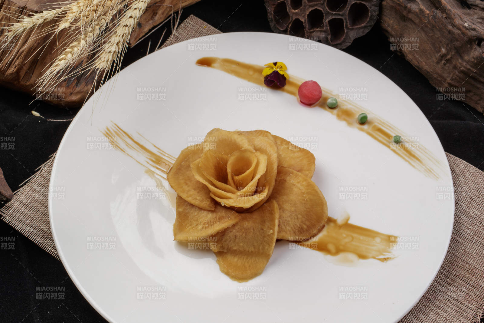 白色瓷盘装的制作精美的腌萝卜牡丹花图片