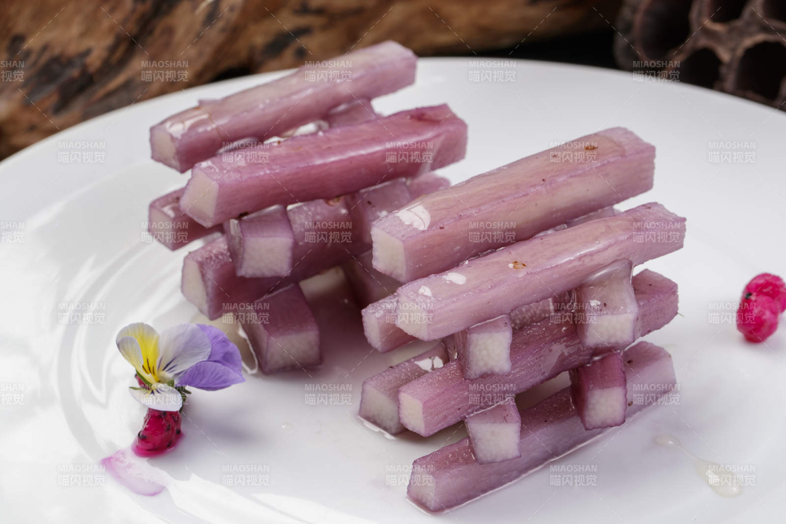 圆形瓷盘装的蓝莓长山药摆放在寿司帘上图片