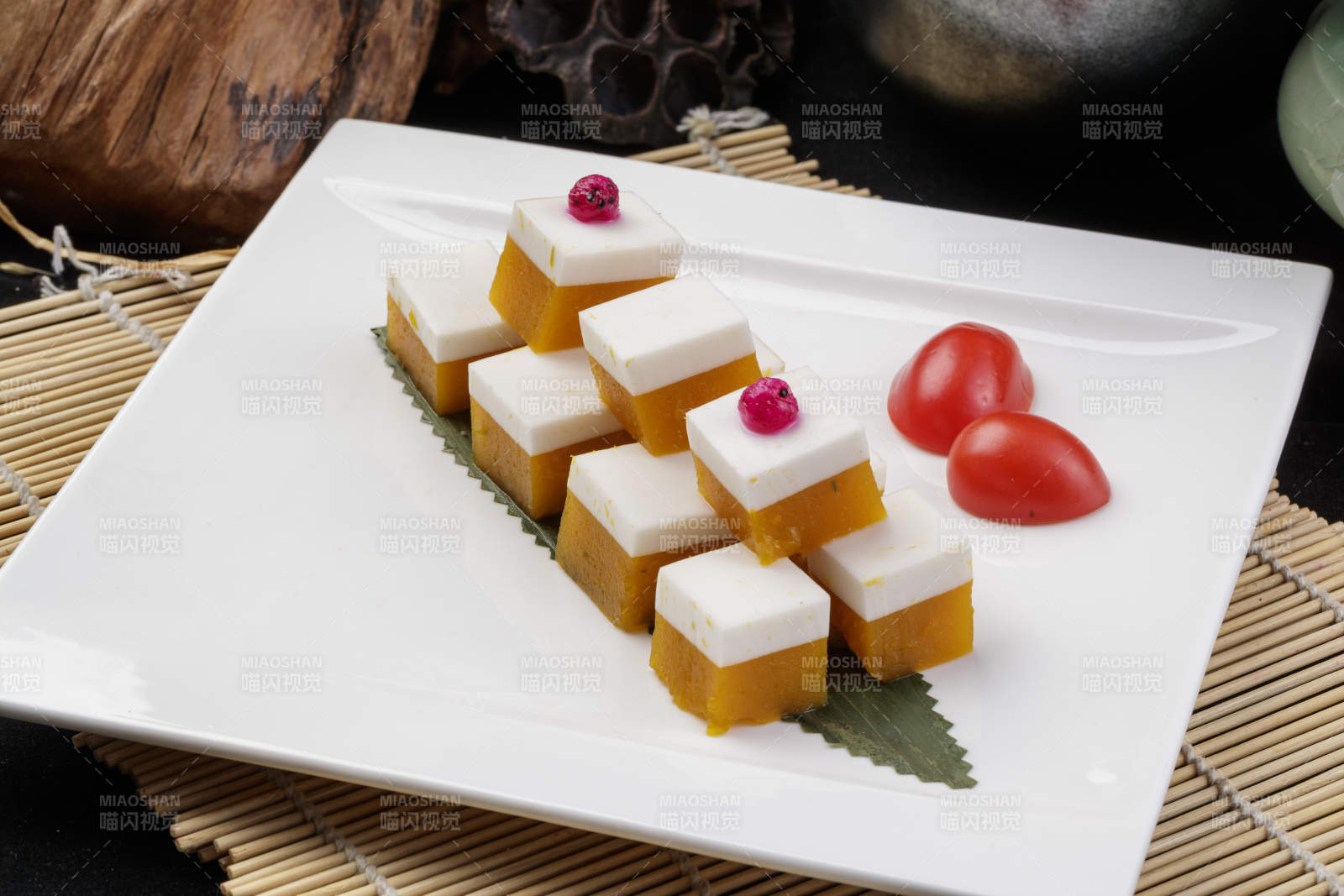 白色盘装的双色豌豆黄杏仁豆腐图片