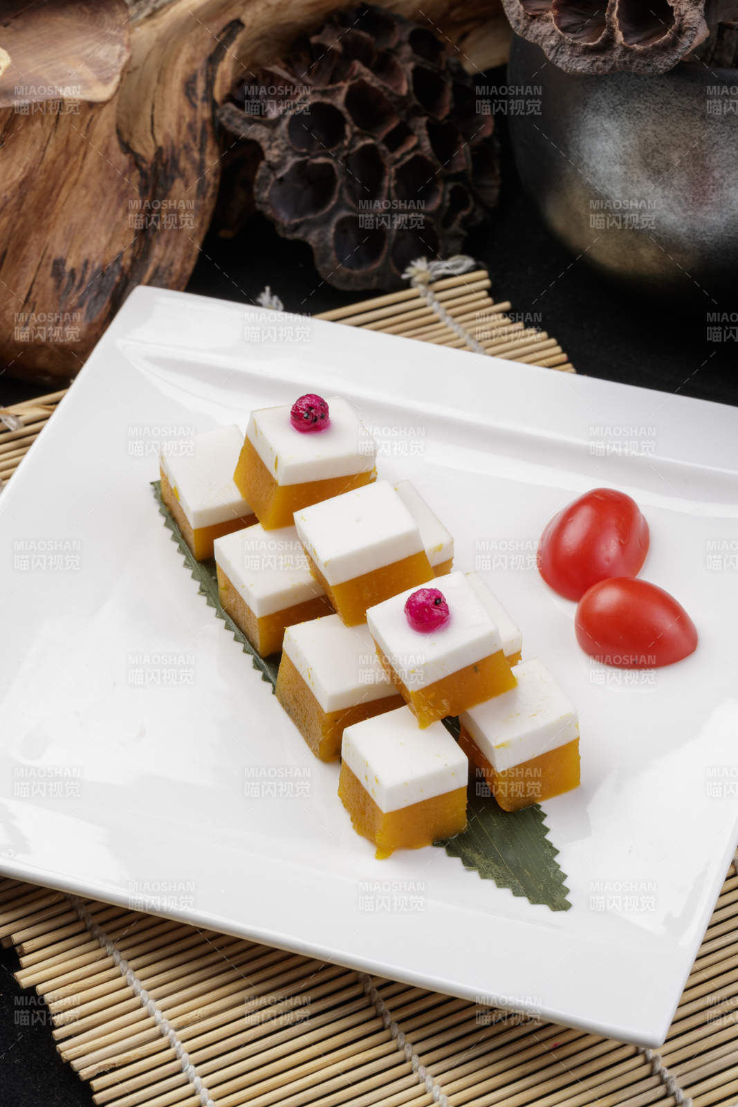 白色盘装的双色豌豆黄杏仁豆腐图片