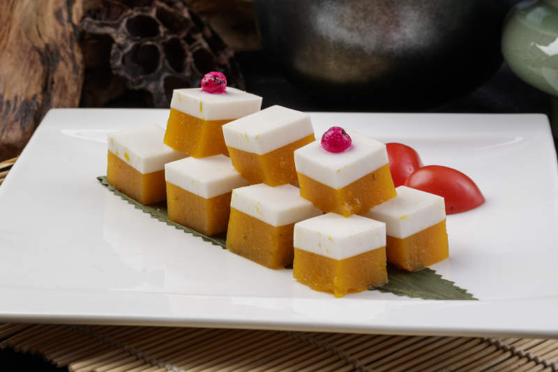 白色盘装的双色豌豆黄杏仁豆腐图片