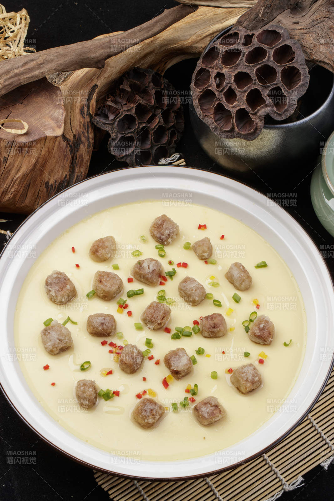 牛仔粒蒸水蛋摆放在寿司帘上图片