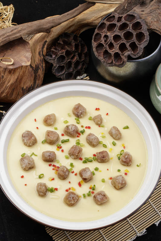 牛仔粒蒸水蛋摆放在寿司帘上图片