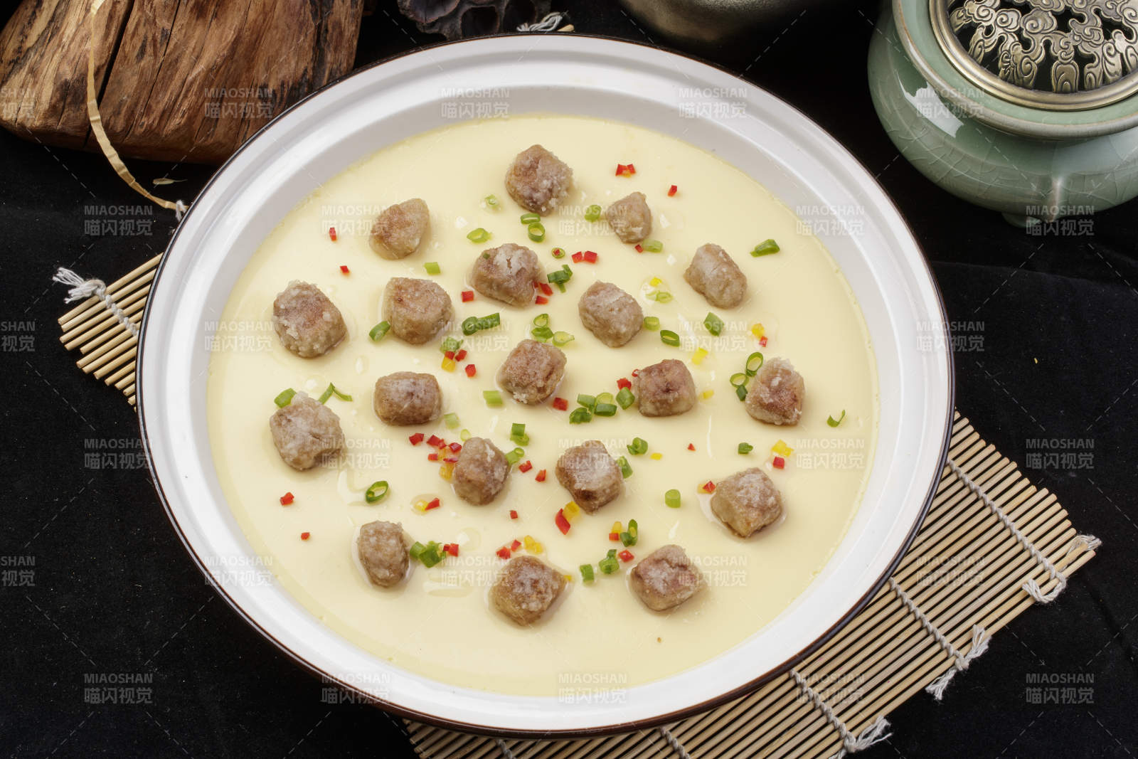 牛仔粒蒸水蛋摆放在寿司帘上图片