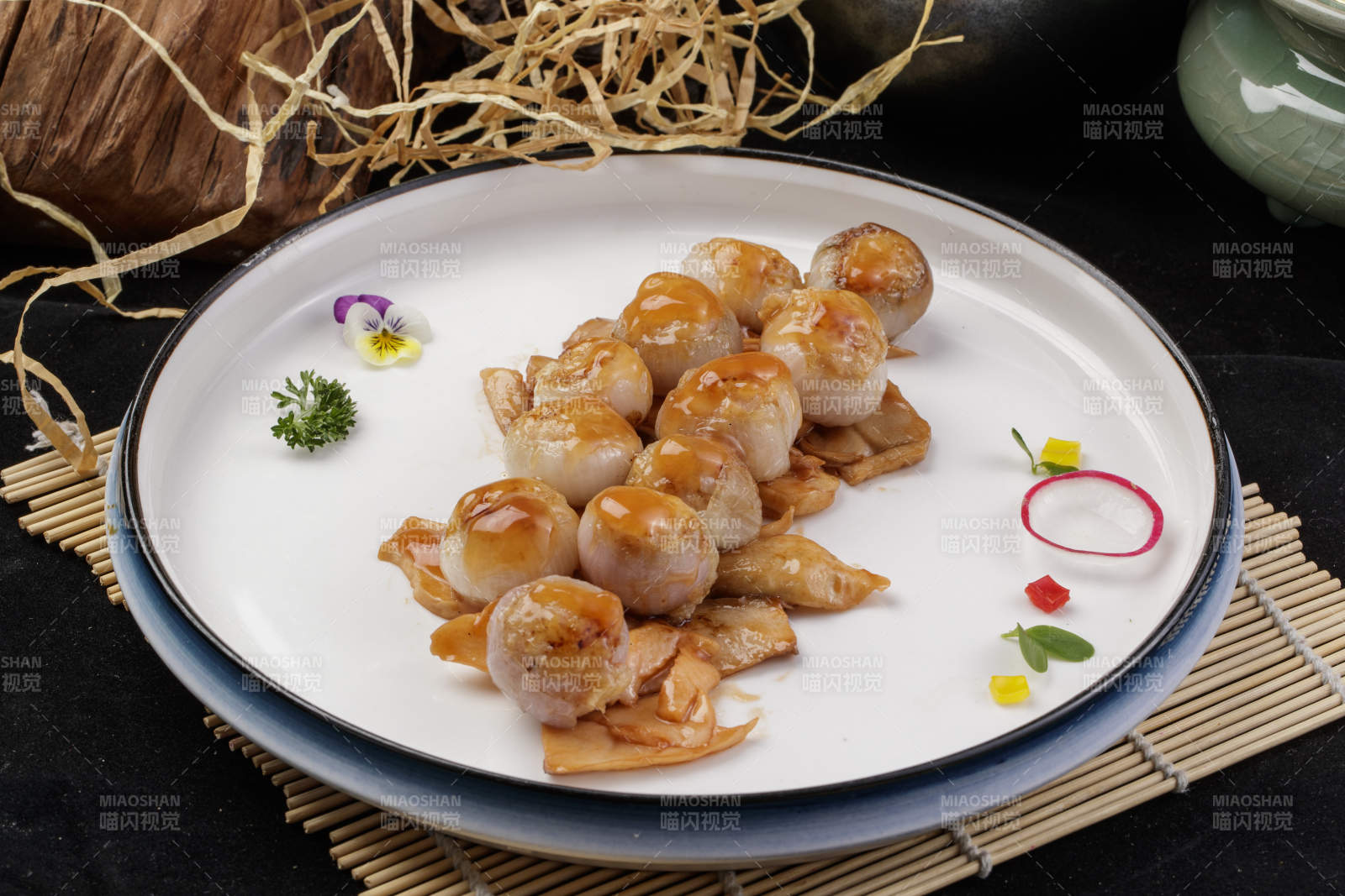 杏鲍菇迷你洋葱头摆放在寿司帘上图片