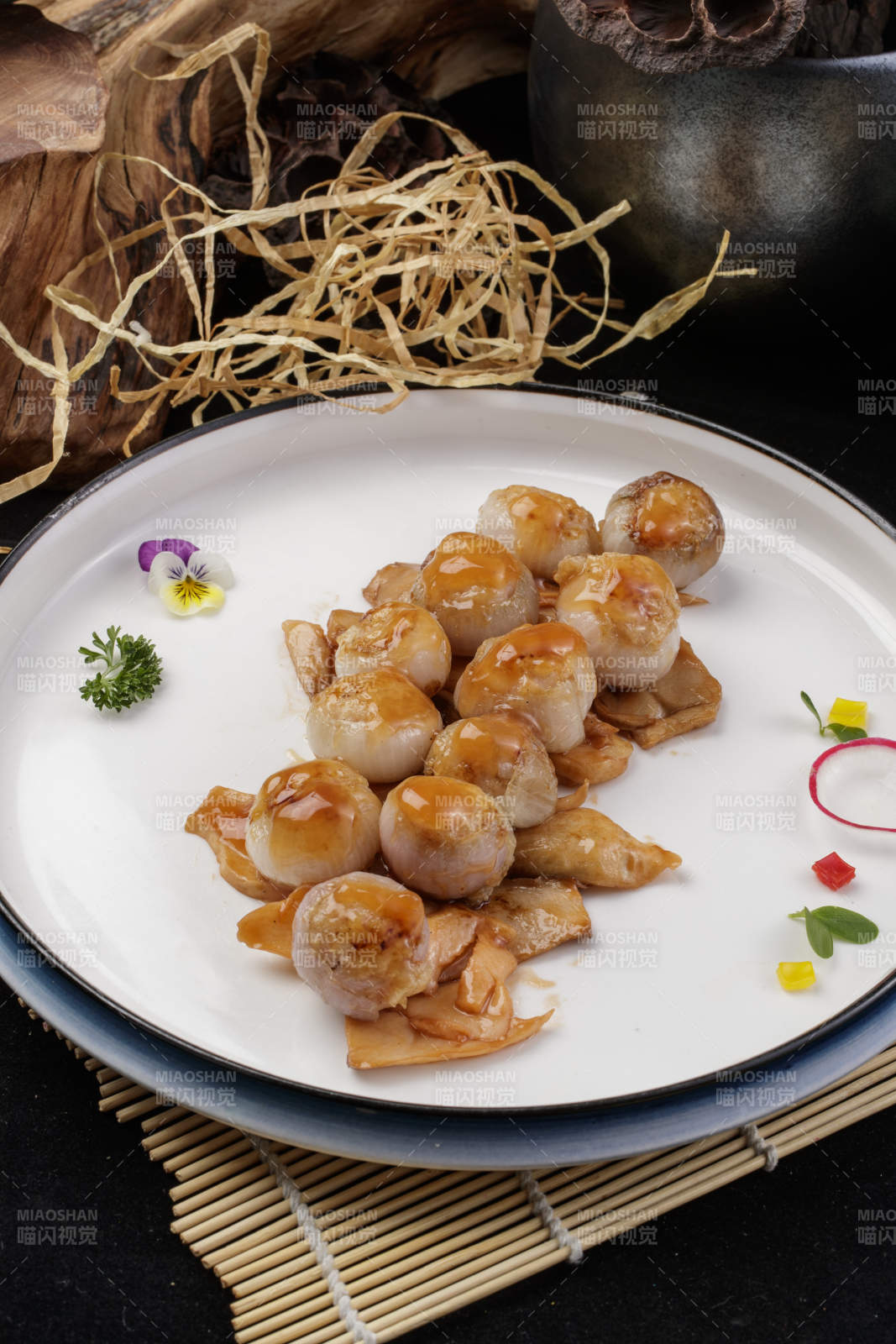 杏鲍菇迷你洋葱头摆放在寿司帘上图片