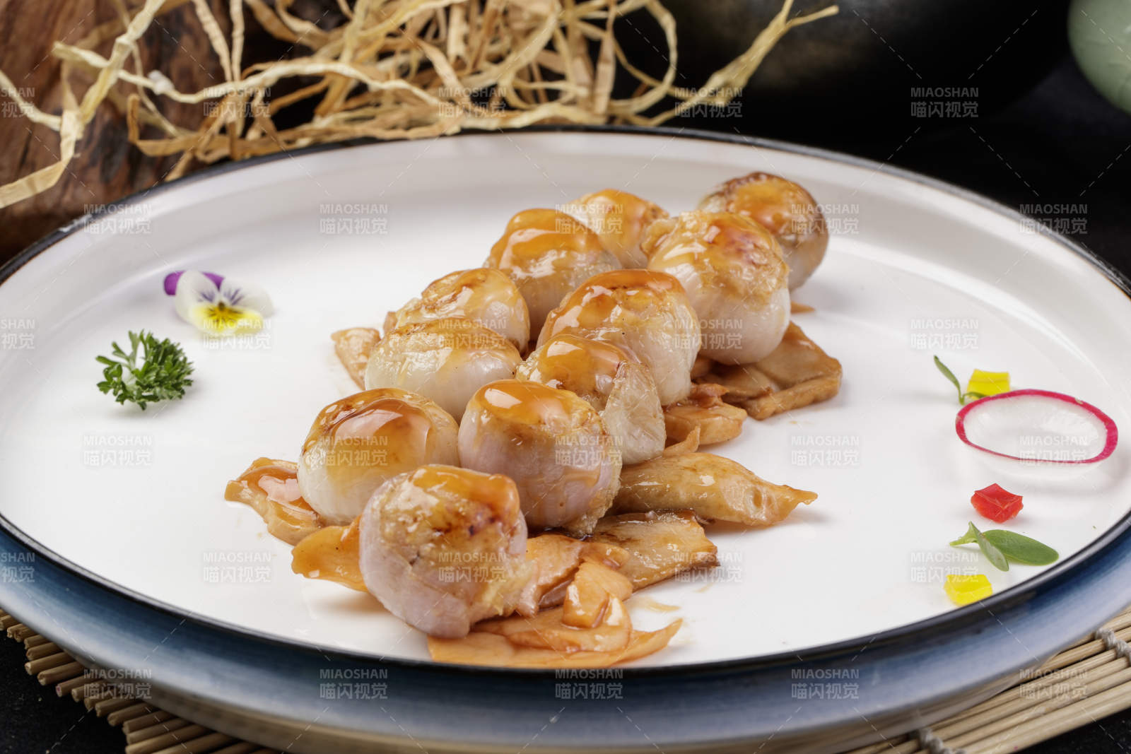 杏鲍菇迷你洋葱头摆放在寿司帘上图片