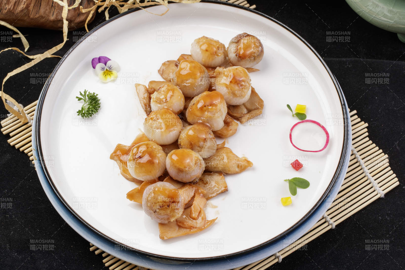 杏鲍菇迷你洋葱头摆放在寿司帘上图片