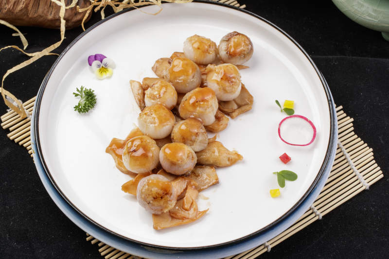 杏鲍菇迷你洋葱头摆放在寿司帘上图片