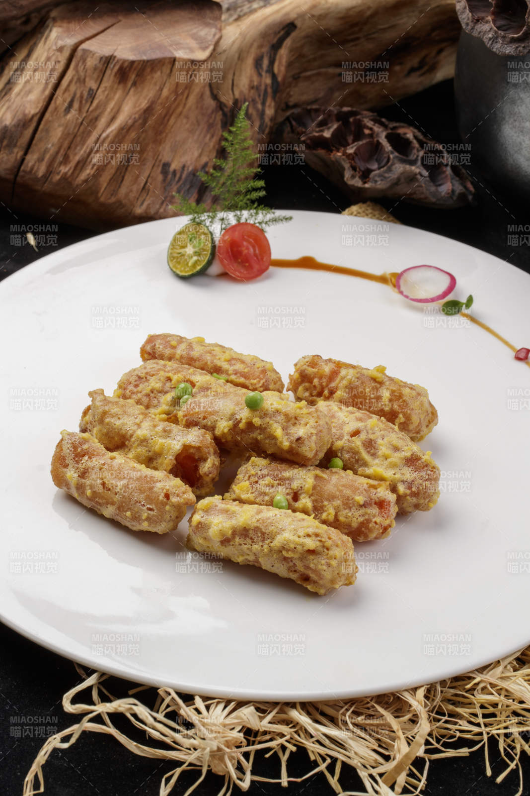 白色瓷盘装的的甜麦片炸香芋图片