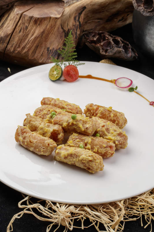 白色瓷盘装的的甜麦片炸香芋图片