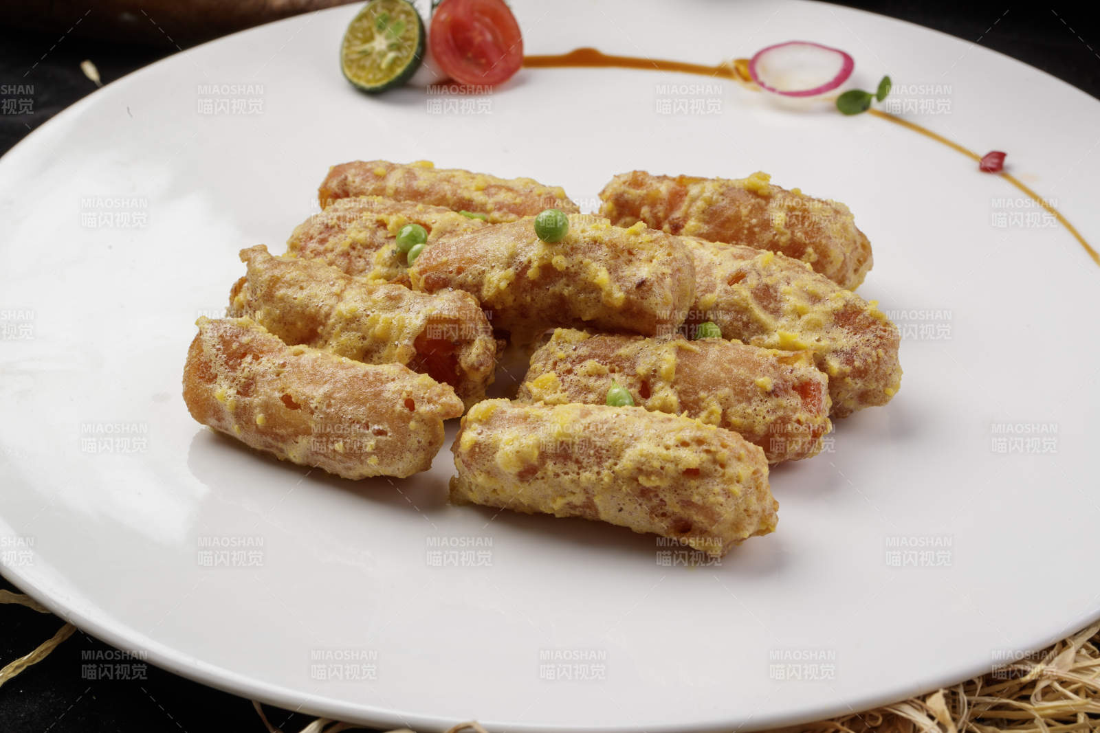 白色瓷盘装的的甜麦片炸香芋图片