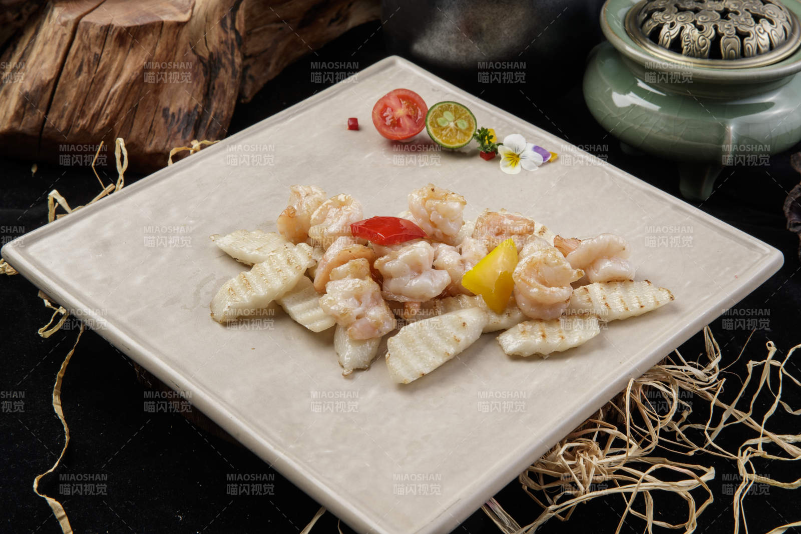 米黄色瓷盘装的虾仁长山药放在黑色背景上图片