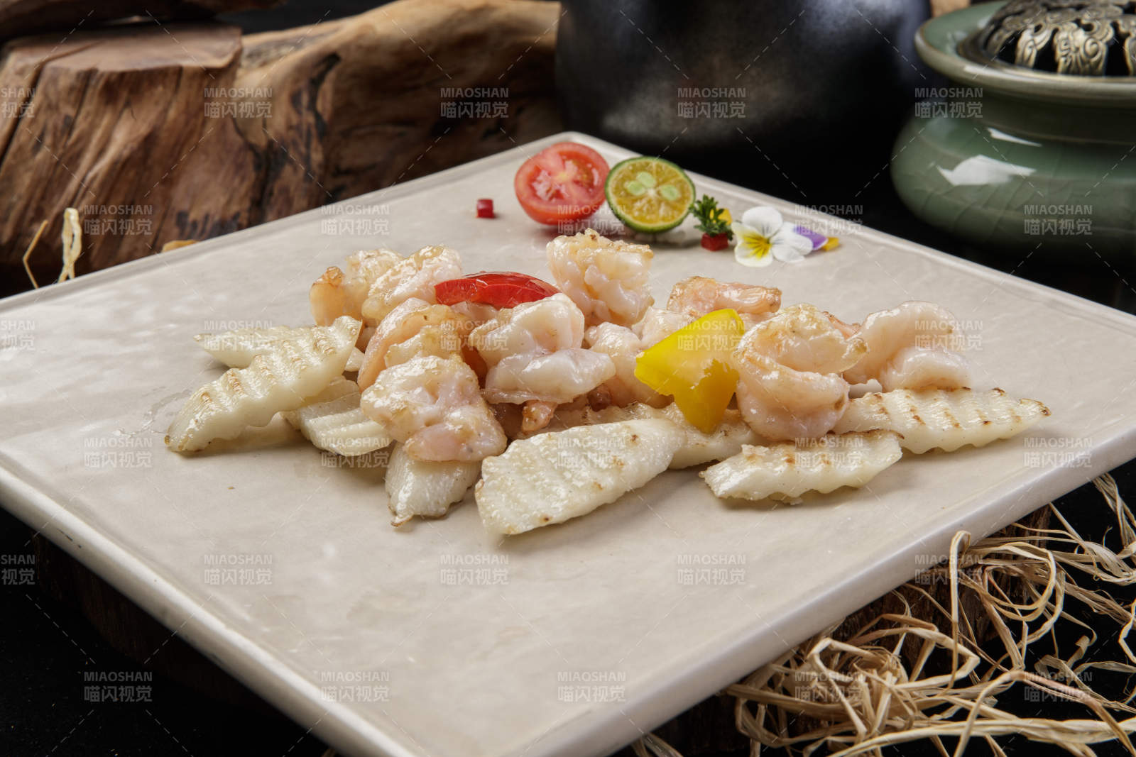 米黄色瓷盘装的虾仁长山药放在黑色背景上图片