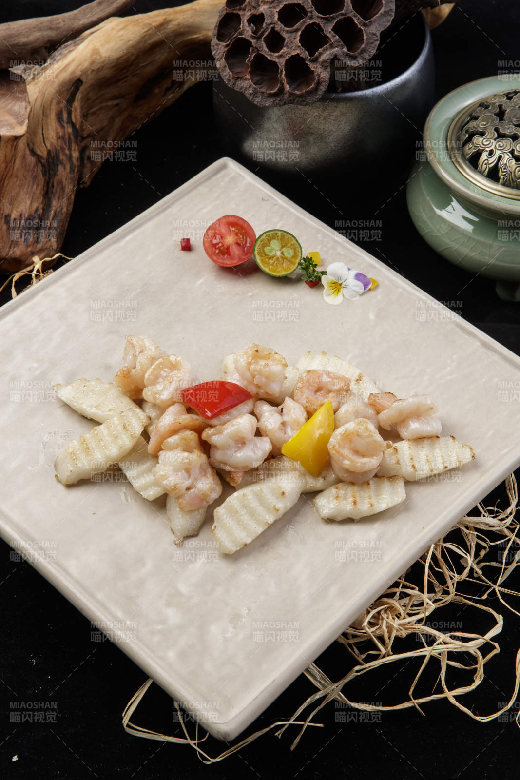 米黄色瓷盘装的虾仁长山药放在黑色背景上图片