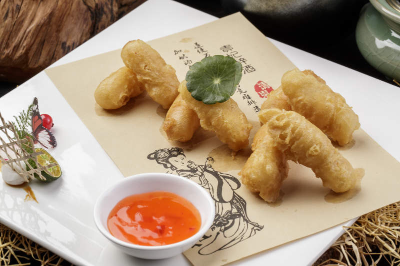 白色瓷盘装的油炸鸡胸条图片